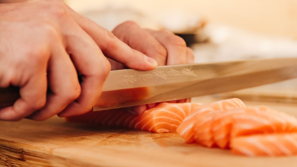 Lohta viipaloidaan sushiveitsellä